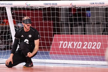 El arquero Oliver Hoerauf de Germany festeja el tanto de su equipo en la disciplina Goalball