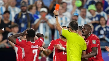 Los seis cambios en las reglas que se aplicaron en el Mundial y ya están en vigencia en el fútbol argentino