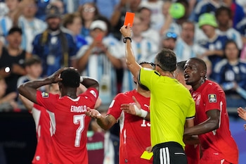 La expulsión de Breel Embolo, un punto de quiebre en el partido (AP Foto/Ed Zurga)