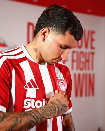 El exjugador del Racing de Santander de España tendrá su cuarta experiencia en el fútbol europeo tras -crédito @olympiacosfc/X