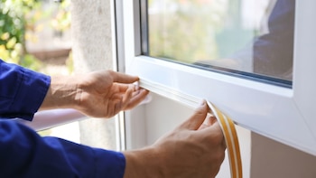 El truco para sellar las ventanas: la clave para ahorrar energía y dinero en invierno