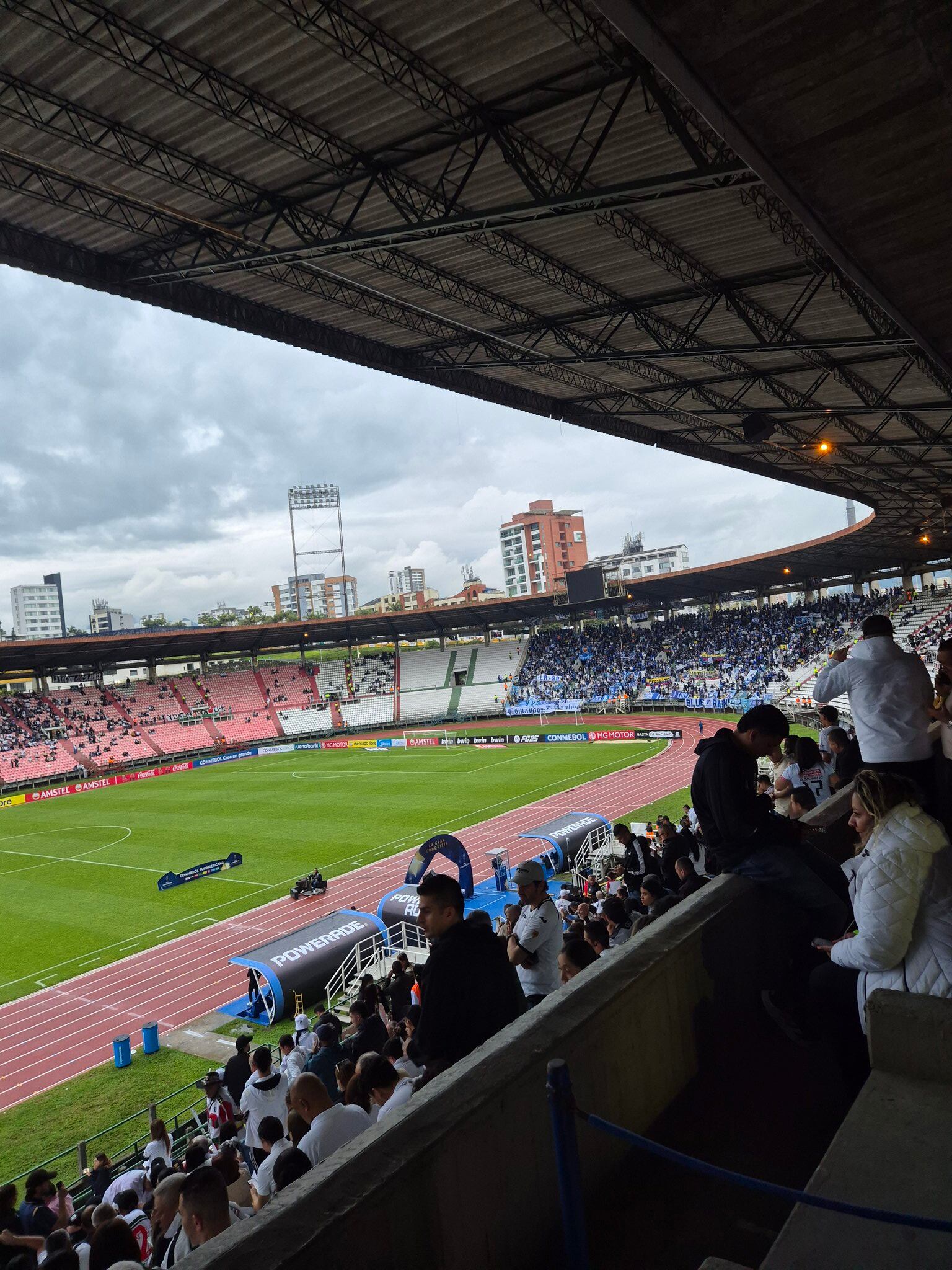 Vista de la tribuna visitante para el partido Once Caldas vs. Millonarios, por la Copa Sudamericana - crédito @Maugor/X
