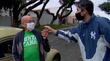 Un profesor vende su auto por problemas económicos y sus alumnos lo compran y se lo devuelven