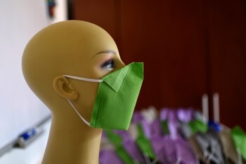 Un maniquí muestra una máscara facial producida por los diseñadores de vestuario Stalina Svieykowsky y Nelson Jiménez, en respuesta al brote de coronavirus (COVID-19), en San Antonio de los Altos, Venezuela. 18 de marzo de 2020. REUTERS/Carolina Cabral.