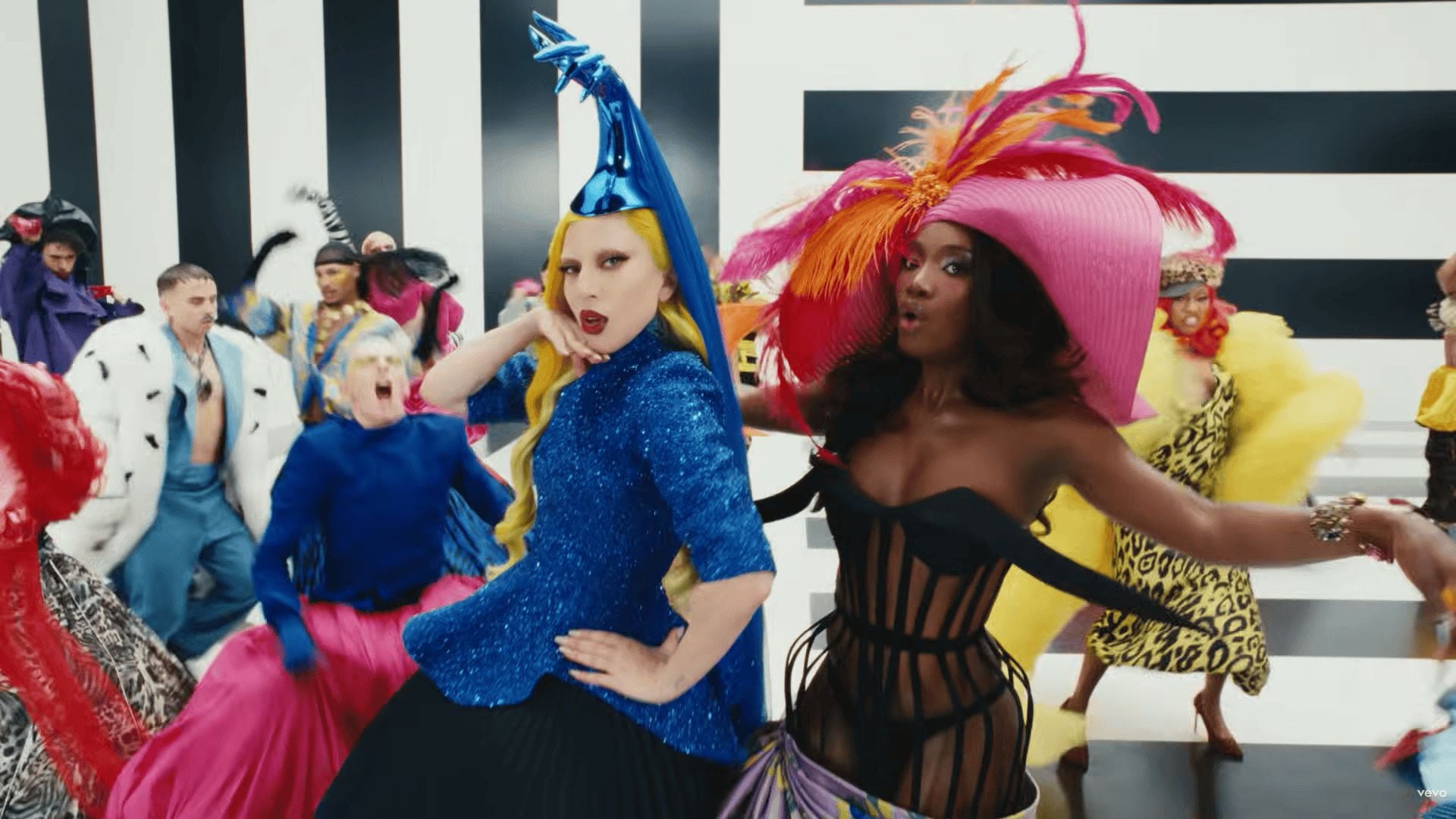 El videoclip, dirigido por Parris Goebel, destaca por su estética de alta moda con un estudio dominado por rayas blancas y negras y elaborados vestuarios (YouTube)