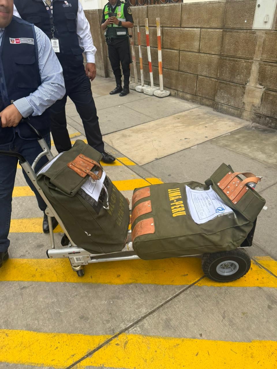 Los primeros votos y actas del exterior, procedentes de La Paz, Bolivia, arribaron a Lima bajo cadena de custodia garantizada por la cónsul general del Perú, Elizabeth Castro. (Foto: Cancillería)