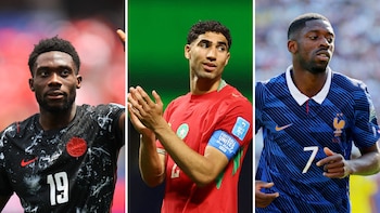 Tres futbolistas: uno con camiseta negra de Canadá (número 19), otro con camiseta roja de Marruecos y brazalete, y un tercero con camiseta azul de Francia (número 7)