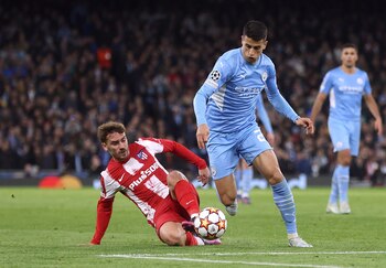 Soccer Football - Champions League - Quarter Final - First Leg - Manchester City v Atletico Madrid - Etihad Stadium, Manchester, Britain - April 5, 2022 Atletico Madrid's Antoine Griezmann in action with Manchester City's Joao Cancelo Action Images via Reuters/Lee Smith