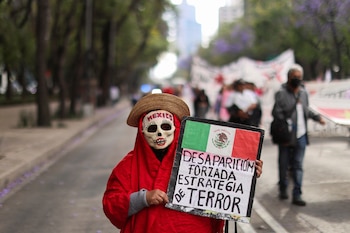 Una persona con una máscara