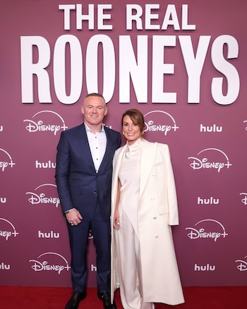 Wayne Rooney junto a su esposa Coleen, quien lo acompañó durante gran parte de su carrera y lo ayudó en su lucha contra el alcohol (@waynerooney)