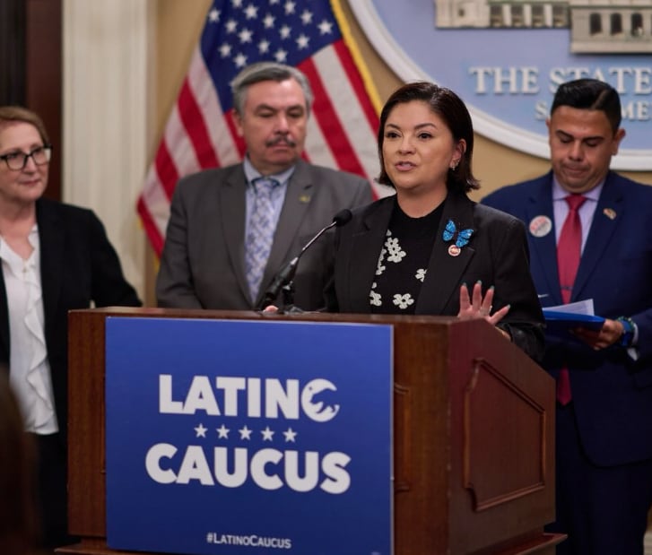 Desde la legislatura estatal, Lena Gonzalez impulsa políticas para reducir la brecha de oportunidades que afecta a la comunidad latina en California (@senatorgonzalez)