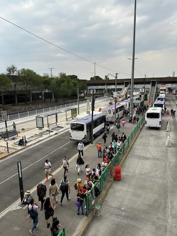 Las largas filas y los mayores tiempos de espera en horas pico reflejan el impacto de las obras en los flujos de acceso de la estación. (Foto: Raúl A. González/Infobae México)