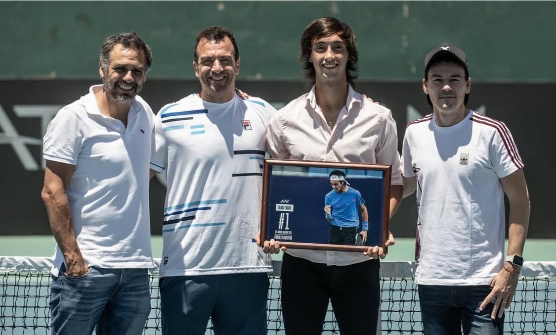 Thiago Tirante reconocido por la Asociación Argentina de Tenis por alcanzar el puesto número 1 junior (Crédito: Instagram Thiago Tirante)
