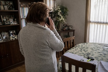 Una vez que los estafadores convencieron a la mujer de entregar su clave del homebanking, realizaron transferencias electrónicas sucesivas hacia otras cuentas desconocidas en cuestión de pocos minutos; sin que al banco le saltara un alerta sobre esas transacciones poco habituales de su clienta (imagen hecha con IA)