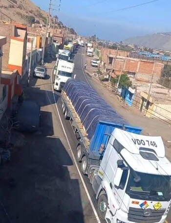 Camiones detenidos a la espera