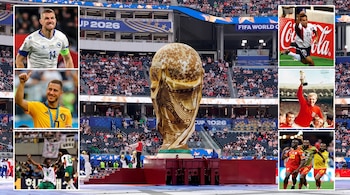 Un trofeo de la Copa Mundial de la FIFA en un estadio lleno de público. Alrededor, fotos de seis futbolistas: Džeko, Hazard, Jones, Moore y grupos de jugadores africanos.