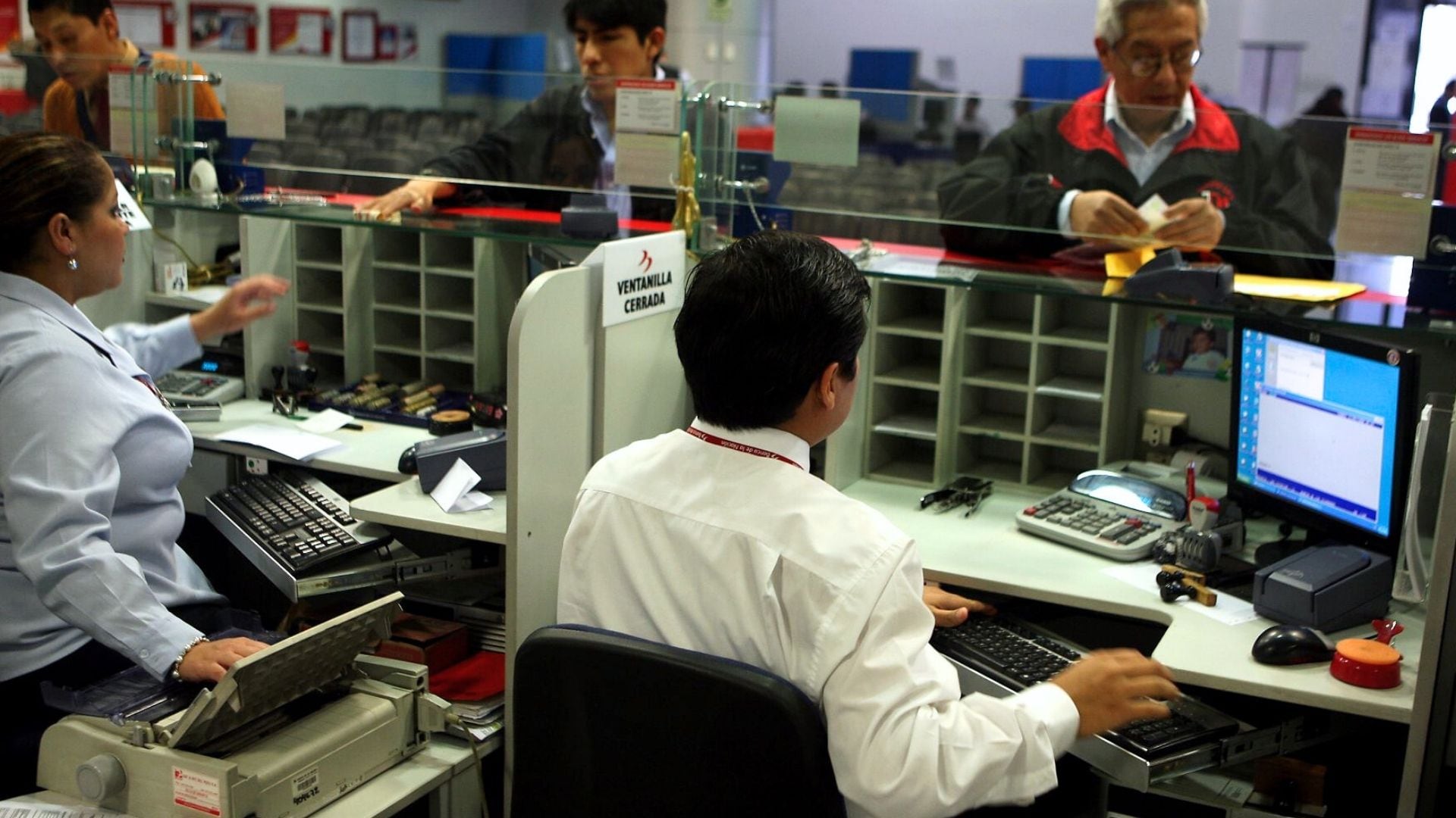 La sentencia destaca que el trabajador realizó operaciones con billetes de baja a alta denominación por un total aproximado de 74.000 dólares en nueve meses. (Foto de archivo: Andina)