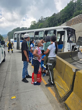 En Los Chorros, el accidente de transporte colectivo de la ruta 4L dejó cuatro personas lesionadas, incluido un niño de tres años./ Diario La Huella