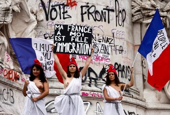 Una persona sostiene un cartel que dice "Mi Francia es hija de la inmigración", durante una protesta contra Reagrupamiento Nacional (RN), en la Place de la Republique de París, julio de 2024 (Foto: REUTERS/Yara Nardi)