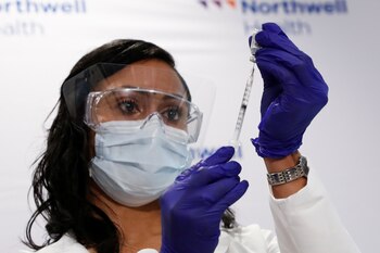 Jeanine Mucci prepara una vacuna