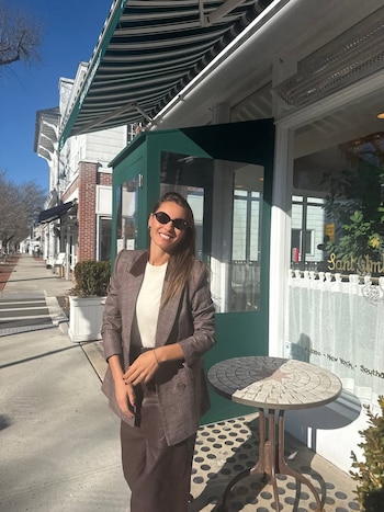 Pampita posa sonriente con un