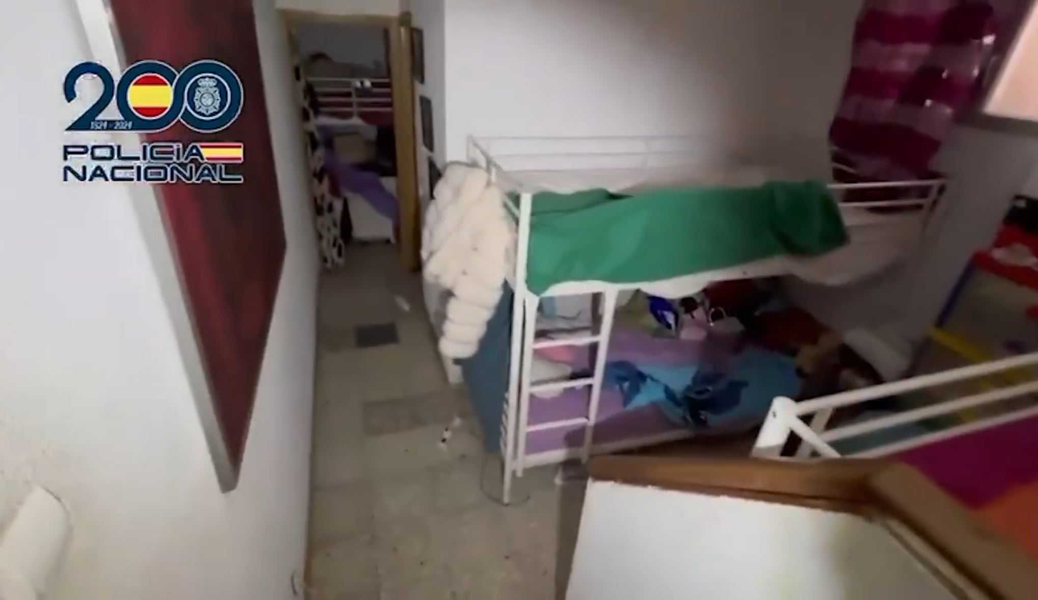 Una de las habitaciones con literas donde dormían las mujeres obligadas a prostituirse en Madrid. Policía Nacional