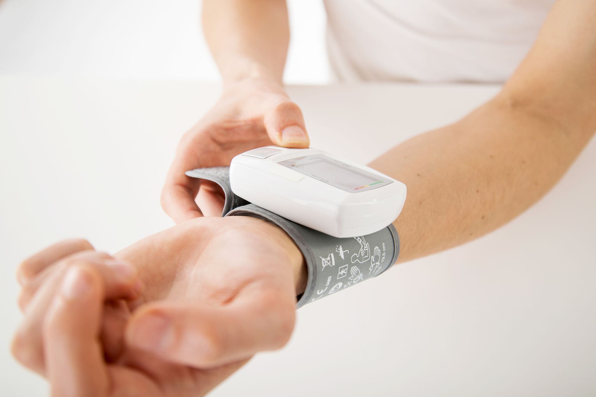 Reconocer los primeros signos de una bajada peligrosa de presión arterial es clave para prevenir riesgos mayores en la salud (dpa)