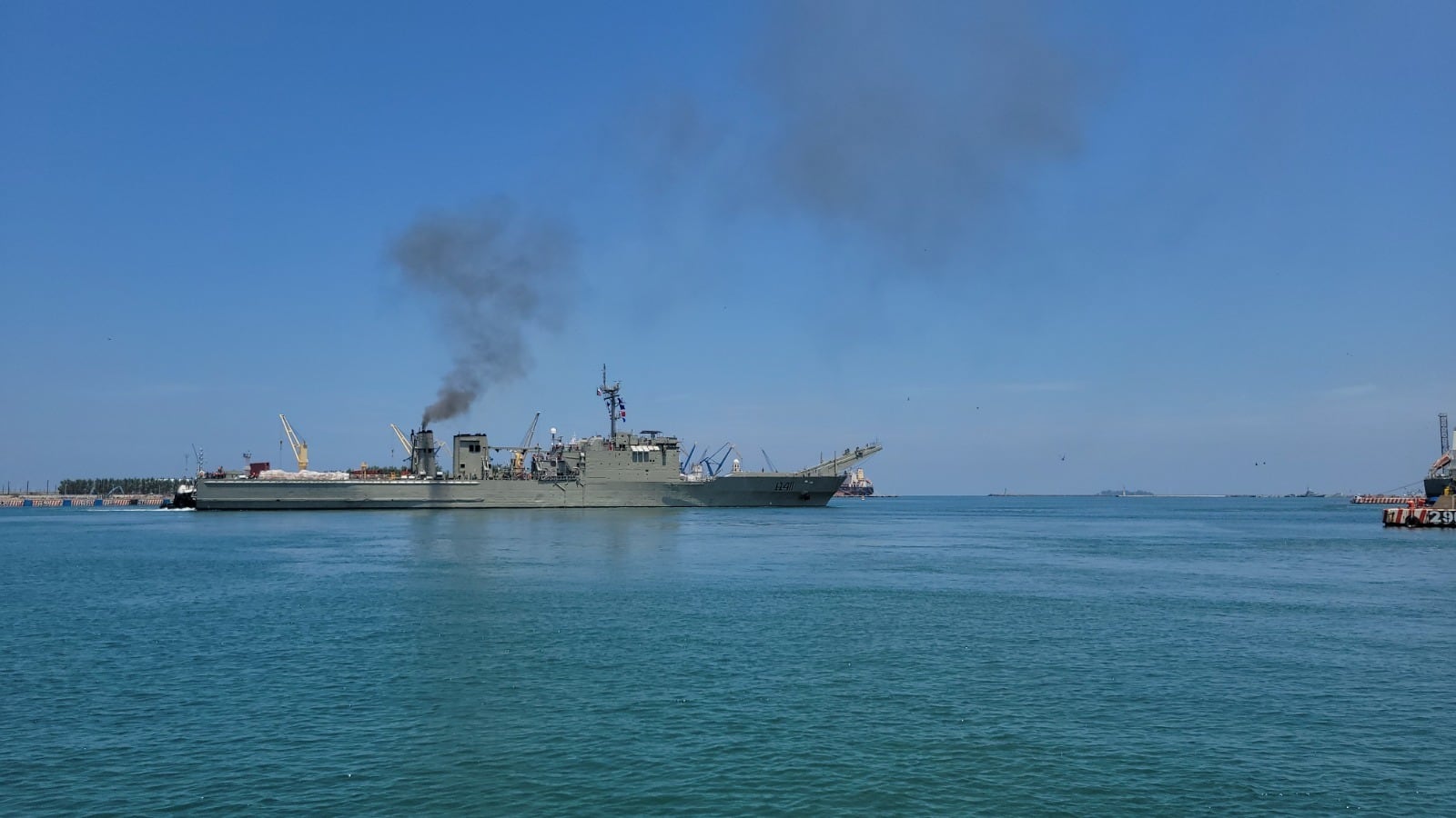 Un buque naval transporta ayuda humanitaria en aguas de Venezuela para ser descargada en un puerto costero. (Secretaría de Relaciones Exteriore)