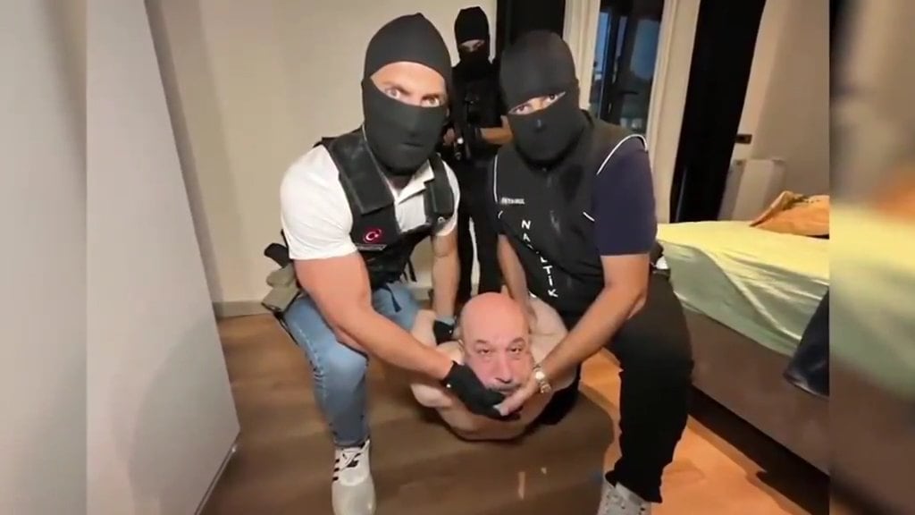 Agentes policiales detienen en Estambul a Islam Yakut, acusado de dirigir una red internacional de tráfico de drogas
