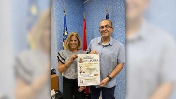 Alcalde de Benidorm con cartel