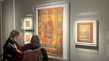 Unas personas observan una obra