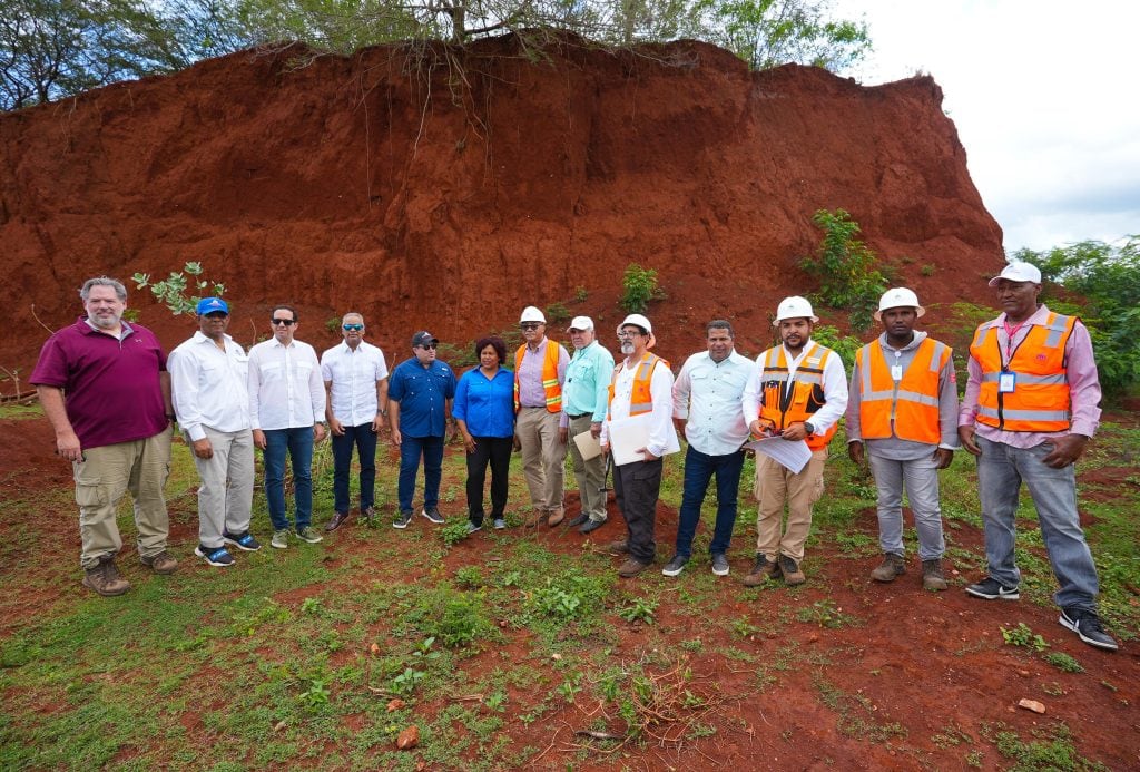 Foto de archivo, referencia: gobernantes estudian la tierra en la subestación eléctrica de Cabo Rojo, zona de Pederales. (Cortesía Energía y Minas)