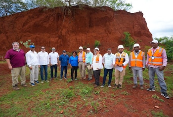 Foto de archivo, referencia: gobernantes estudian la tierra en la subestación eléctrica de Cabo Rojo, zona de Pederales. (Cortesía Energía y Minas)