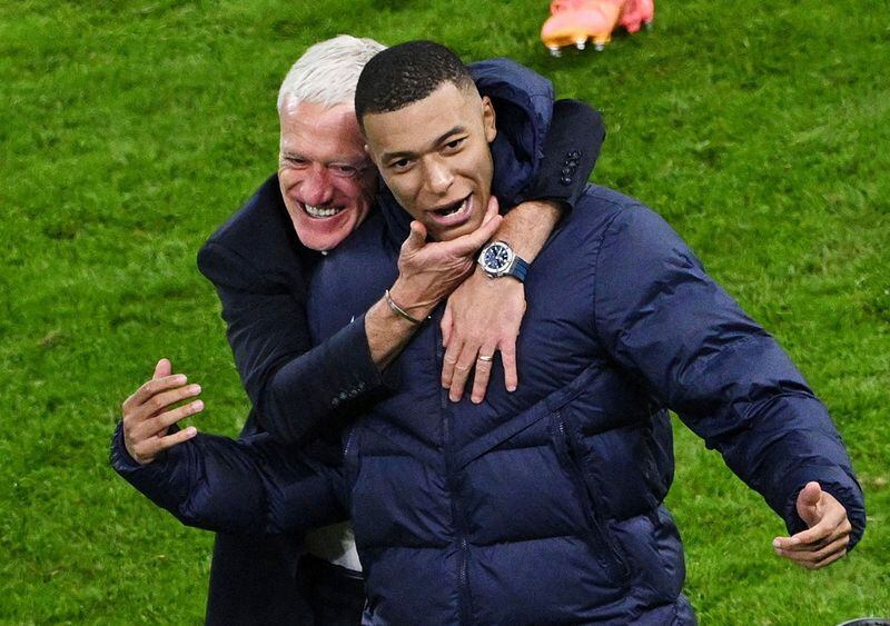 Didier Deschamps celebra con Kylian Mbappé (REUTERS/Annegret Hilse/Foto de archivo)