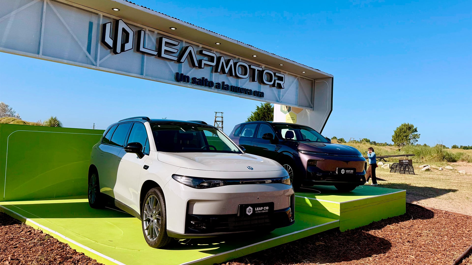 Los dos SUV Leapmotor se exhiben en el stand de Stellantis en la Costa Atlántica