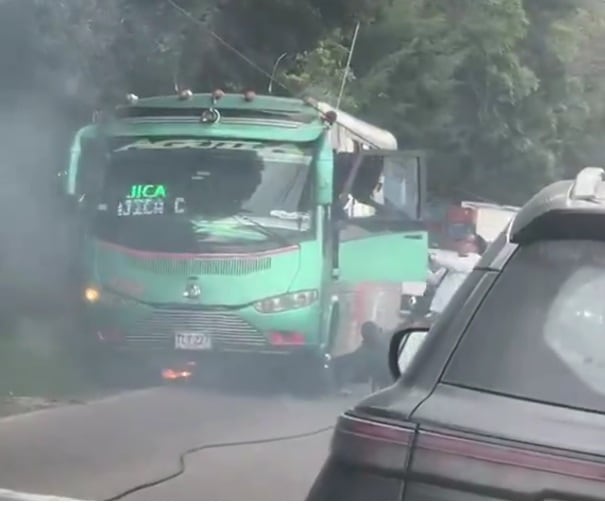Bus de la empresa Flota Águila fue alcanzado por cables de alta tensión en la vía Siberia-Tenjo, en Cundinamarca: se reporta un muerto y seis heridos