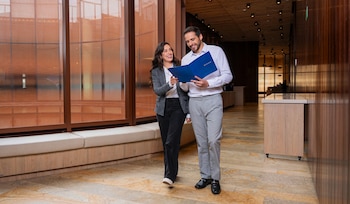 La estrategia 'Nada Supera' de Colsubsidio resalta el trabajo como motor de transformación social y el compromiso con la innovación y el crecimiento personal.