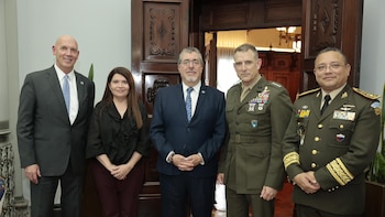 El jefe del Comando Sur de Estados Unidos concluyó una visita a Guatemala centrada en seguridad