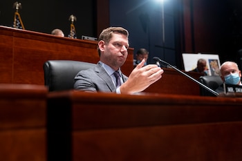 Los fiscales federales aplicaron una ley de derechos civiles para rastrear un teléfono iPhone y una computadora portátil del exfuncionario. (EFE/Greg Nash/Pool)