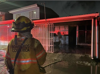 La investigación judicial analizará si el fallecimiento de las víctimas ocurrió antes o como consecuencia directa del incendio. (Cortesía: Bomberos)