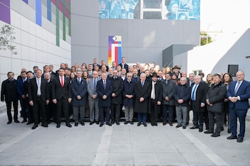 La foto con todos los firmantes de la declaración en la sede de la AMIA