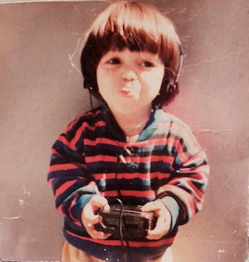 Escuchando música en su walkman,