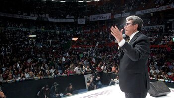 En medio de ataques dentro