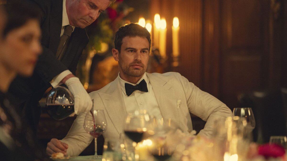 Theo James en la segunda temporada 'The Gentlemen: La serie', creada por Guy Ritchie (Netflix)