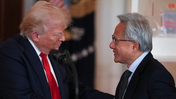 Jensen Huang le dice a Trump que no ralentizará el desarrollo de IA: “No vamos a permitirlo”