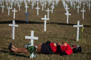 Centenares de cruces son instaladas