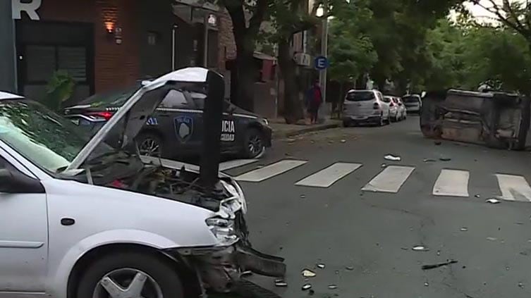 El accidente se produjo en la esquina de Conde y Ramallo. El Chevrolet Corsa impactó de costado izquierdo a la camioneta Renault Kangoo