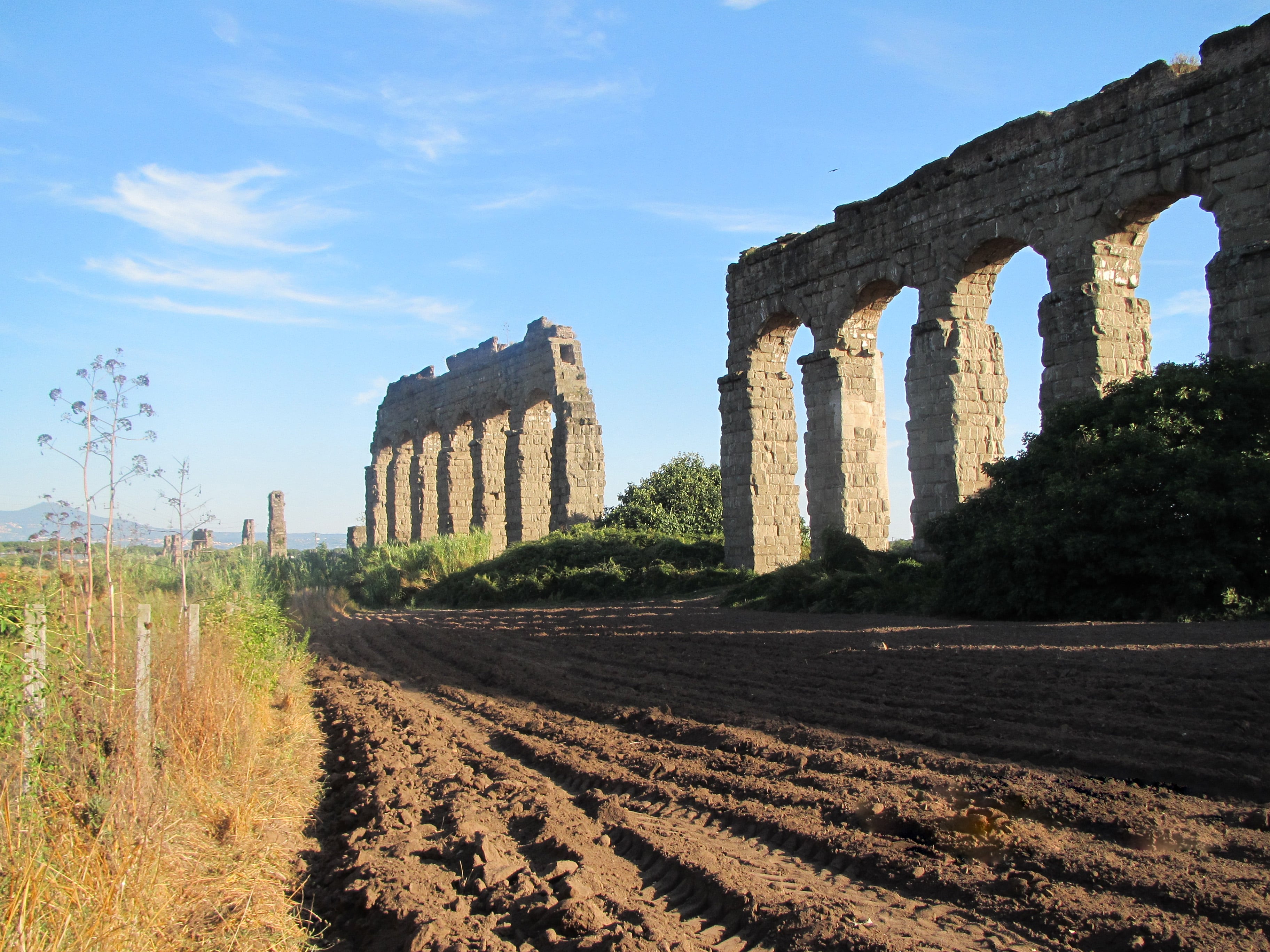 Una pareja de anarquistas italianos muere en una cabaña del Parque de los Acueductos (Roma) al explotar el artefacto que preparaban (Wikimedia Commons)