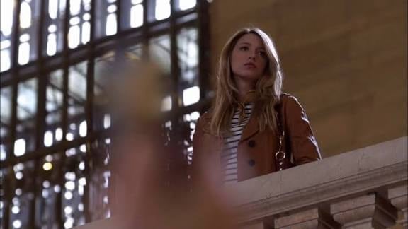El piloto instala el regreso de Serena van der Woodsen y define jerarquías, tensiones y el rol de Gossip Girl como dispositivo de control social.