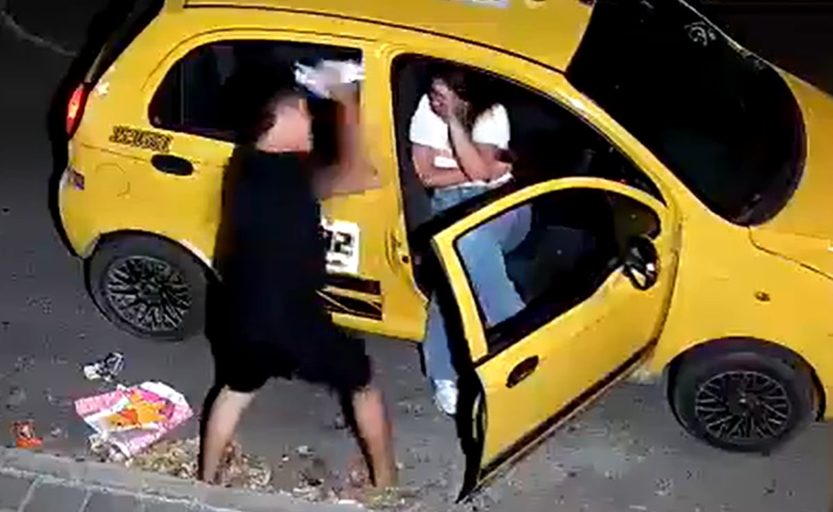 Este fue el momento en que el taxista atacó a la mujer con un objetivo que tomó del piso de la calle - crédito @dona_pily2/X